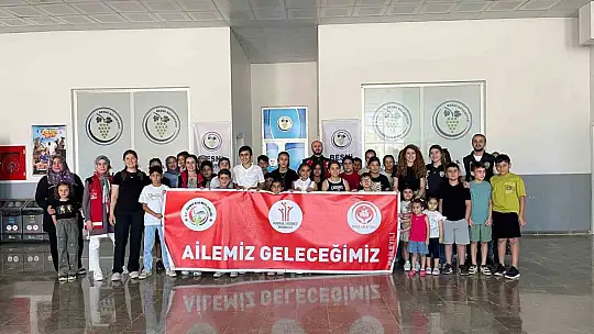Depremzede ve emniyet personeli çocuklarına sinema etkinliği