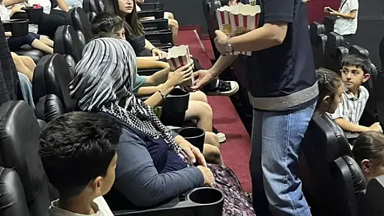 Depremzede ve emniyet personeli çocuklarına sinema etkinliği