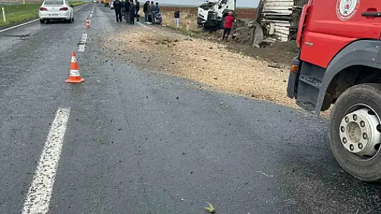 Devrilen kamyonun sürücüsü yaralandı