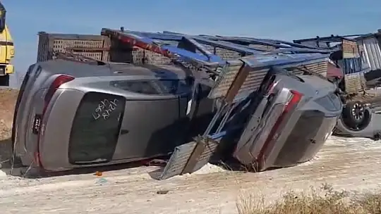 Devrilen tırda bulunan milyonluk araçlar hasar gördü