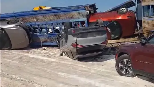 Devrilen tırda bulunan milyonluk araçlar hasar gördü