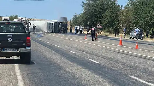 Devrilen tırda yangın çıktı