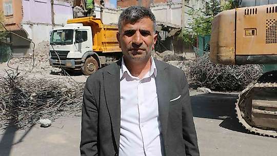 Diyarbakır'da ağır hasarlı bina yıkılırken yandaki sağlam bina da hasar aldı