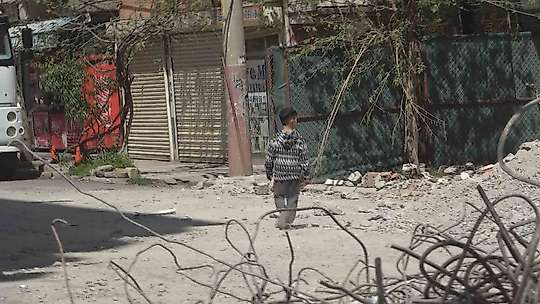Diyarbakır'da ağır hasarlı bina yıkılırken yandaki sağlam bina da hasar aldı