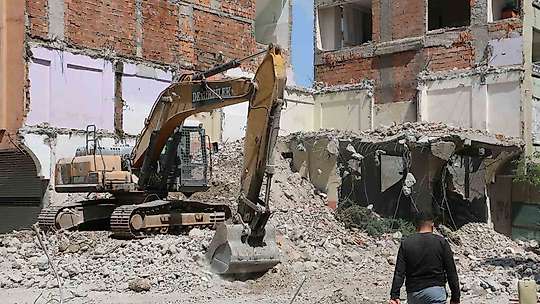 Diyarbakır'da ağır hasarlı bina yıkılırken yandaki sağlam bina da hasar aldı