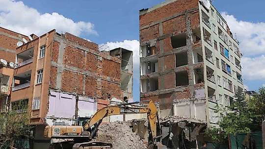 Diyarbakır'da ağır hasarlı bina yıkılırken yandaki sağlam bina da hasar aldı
