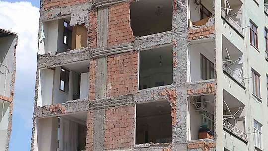 Diyarbakır'da ağır hasarlı bina yıkılırken yandaki sağlam bina da hasar aldı