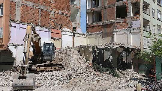 Diyarbakır'da ağır hasarlı bina yıkılırken yandaki sağlam bina da hasar aldı