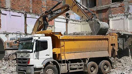 Diyarbakır'da ağır hasarlı bina yıkılırken yandaki sağlam bina da hasar aldı