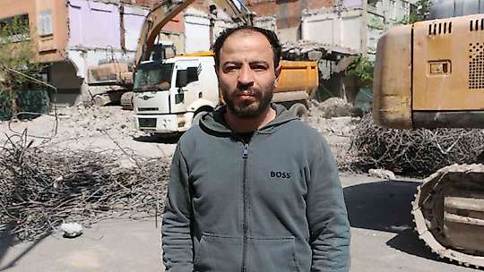 Diyarbakır'da ağır hasarlı bina yıkılırken yandaki sağlam bina da hasar aldı