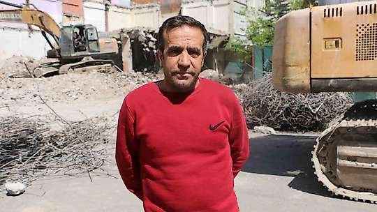 Diyarbakır'da ağır hasarlı bina yıkılırken yandaki sağlam bina da hasar aldı