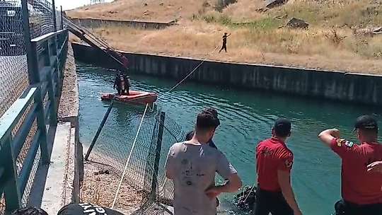 Diyarbakır'da can pazarı: Sulama kanalına uçan araçta 4 kişi sağ kurtarıldı