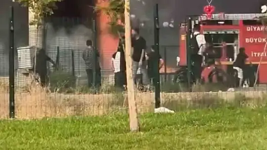 Diyarbakır'da çocuk parkı alevlere teslim oldu