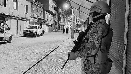 Diyarbakır'da dört mahallede özel harekat polisi destekli