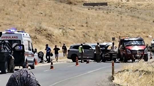 Diyarbakır'da iki otomobil çarpıştı: 9 yaralı