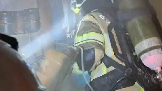 Diyarbakır'da itfaiye ekiplerinin karavan yangınına müdahalesi kask kamerasında