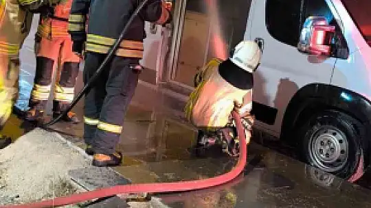 Diyarbakır'da itfaiye ekiplerinin karavan yangınına müdahalesi kask kamerasında