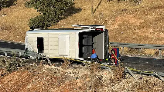 Adıyaman'dan geziye giden kadınları taşıyan minibüs devrildi: 1 ölü, 15 yaralı