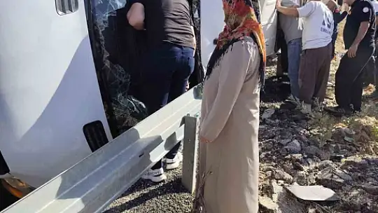 Adıyaman'dan geziye giden kadınları taşıyan minibüs devrildi: 1 ölü, 15 yaralı
