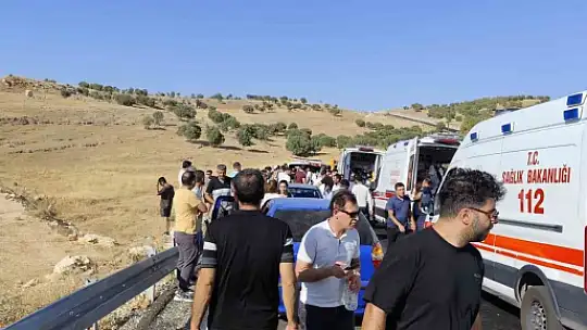 Adıyaman'dan geziye giden kadınları taşıyan minibüs devrildi: 1 ölü, 15 yaralı