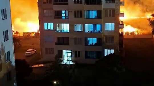 Diyarbakır'da korkutan yangın: Geceyi gündüze çeviren alevler apartmanlara sıçramadan söndürüldü
