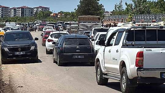 Diyarbakır'da Kurban Bayramı'nın ilk gününde mezarlıklar doldu taştı