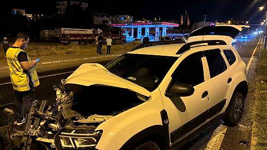 Otomobil sulama aracına çarptı: 3 yaralı