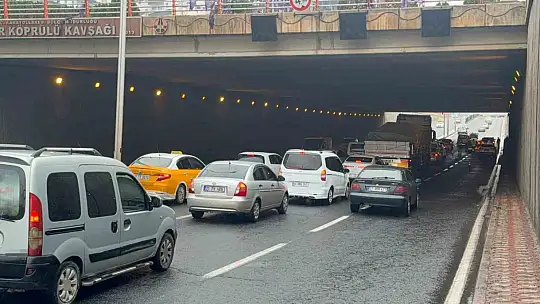 Diyarbakır'da zincirleme trafik kazası: Trafik durma noktasına geldi, 3 kişi yaralandı
