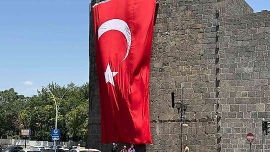Diyarbakır surlarına dev Türk bayrağı asıldı