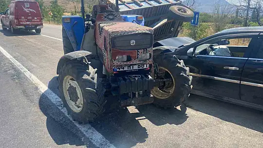 Doğanşehir'de otomobil, traktör römorkuna çarptı: 2 yaralı