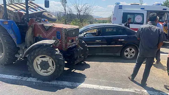 Doğanşehir'de otomobil, traktör römorkuna çarptı: 2 yaralı