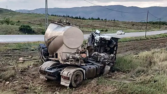 Doğanşehir'de tanker tarlaya devrildi, sürücü yaralandı