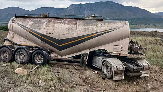 Doğanşehir'de tanker tarlaya devrildi, sürücü yaralandı