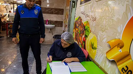 Dönerciden kurtlu salça ve turşu çıktı