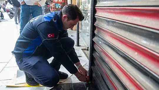 Dönerciden kurtlu salça ve turşu çıktı