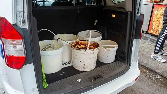 Dönerciden kurtlu salça ve turşu çıktı