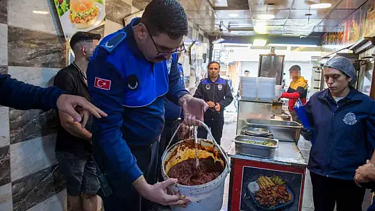 Dönerciden kurtlu salça ve turşu çıktı