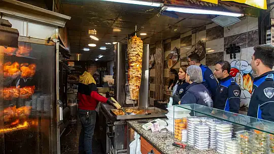 Dönerciden kurtlu salça ve turşu çıktı