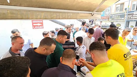 Dörtyol'da orman yangınında şehit düşen kahramanlar için helva dağıtıldı