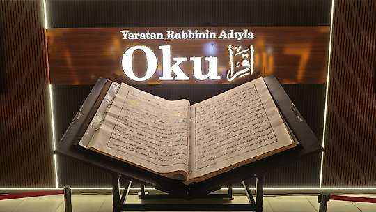 Dünyanın en büyük ikinci el yazması Kur'an-ı Kerim'i dikkat çekiyor