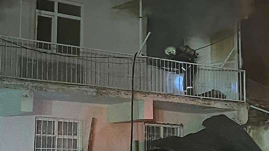 Elazığ'da 3 katlı binada çıkan yangın söndürüldü