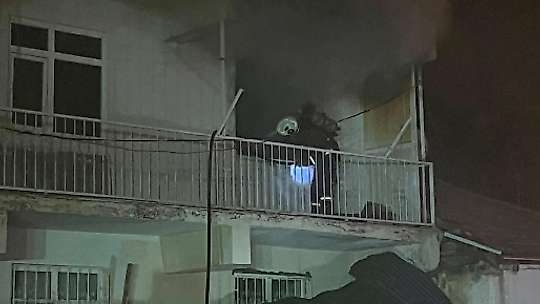 Elazığ'da 3 katlı binada çıkan yangın söndürüldü