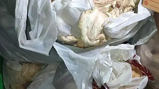 Elazığ'da 345 kilo küflenmiş tavuk ele geçirildi