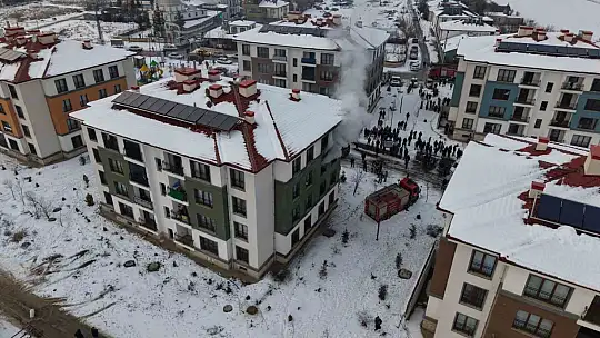 Elazığ'da apartman dairesinde yangın: 11 kişi dumandan etkilendi