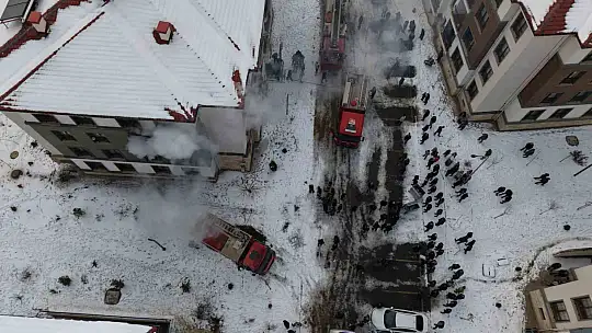 Elazığ'da apartman dairesinde yangın: 11 kişi dumandan etkilendi