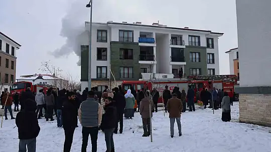 Elazığ'da apartman dairesinde yangın: 11 kişi dumandan etkilendi