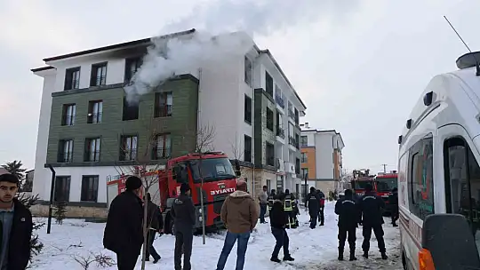 Elazığ'da apartman dairesinde yangın: 11 kişi dumandan etkilendi