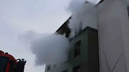 Elazığ'da apartman dairesinde yangın: 11 kişi dumandan etkilendi