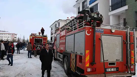 Elazığ'da apartman dairesinde yangın: 11 kişi dumandan etkilendi