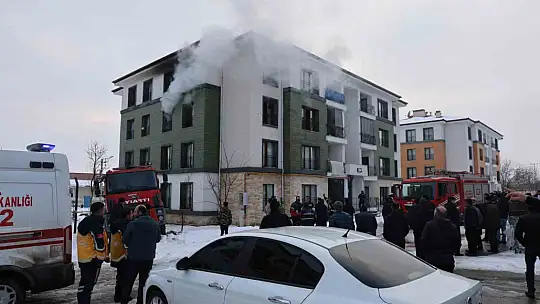 Elazığ'da apartman dairesinde yangın: 11 kişi dumandan etkilendi